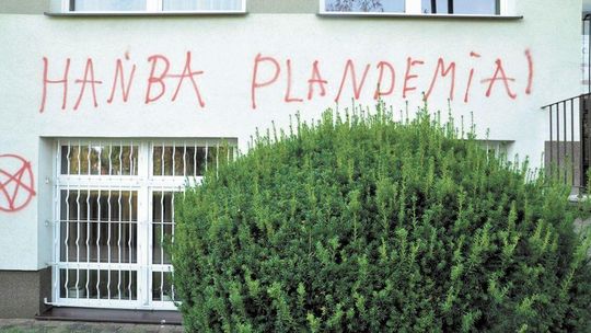 "Plandemia" i "sataniści" na budynku sanepidu. "Zbiegło się w czasie z sobotnim protestem w Warszawie"