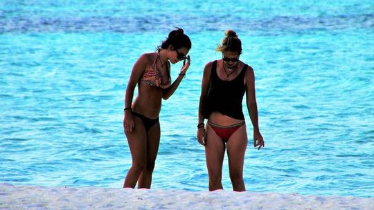 Planujesz wyjazd do ciepłych krajów? Zobacz, co musisz spakować do podróżnej torby