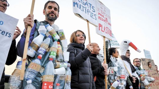 Plastikowe słomki i torebki będą zakazane? Dziś głosowanie w Parlamencie Europejskim