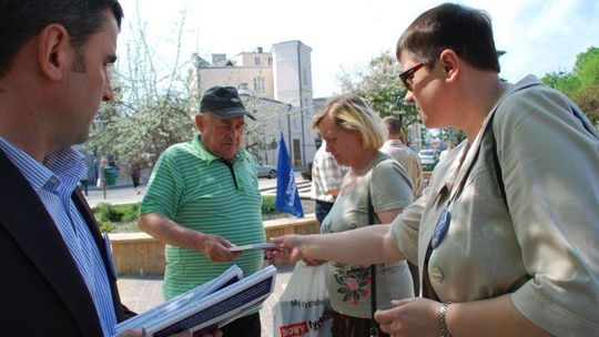 Platforma Obywatelska rozdawała chełmianom flagi narodowe