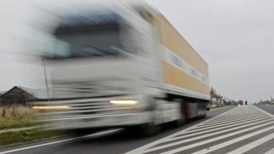 Płatne ekspresówki czy drogi lokalne - co wybiorą kierowcy tirów?