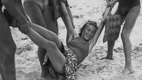 Plażowanie w stylu retro. Tak kiedyś wyglądały wakacje (zdjęcia)