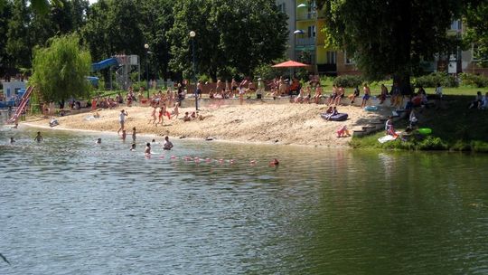Plażowicze z wysypką, zakaz kąpieli w zalewie w Poniatowej
