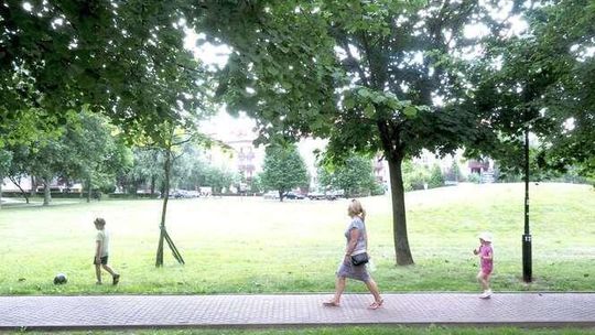 Plenerowa siłownia i plac zabaw powstaną na skwerze na Czubach