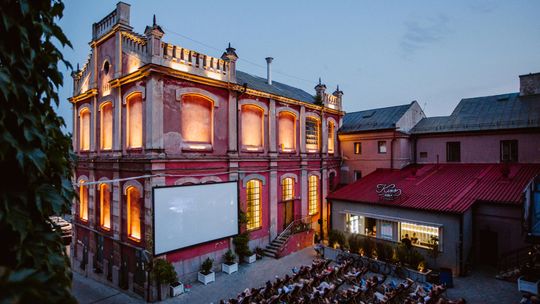 Plenerowe Kino Perła wraca do Lublina. Bezpłatne seanse pod gwiazdami od 5 czerwca na dziedzińcu Browaru Perła