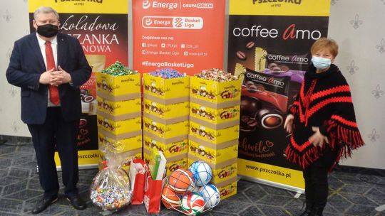 PLK wspólnie z Fabryką Cukierków Pszczółka przekazała akcji Pomóż Dzieciom Przetrwać Zimę 100 kg cukierków oraz 100 piłek