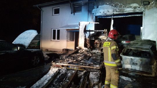 Płonące samochody. Pożar warsztatu na rogatkach Lublina