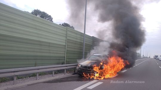Płonący samochód na S12. „Zatrzymałem się tylko ja”