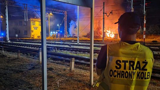 Płonęły pokłady kolejowe. Nocna akcja strażaków na chełmskich torach