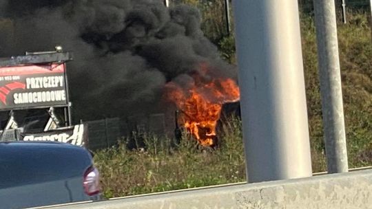 Płonie auto w komisie samochodowym przy al. Spółdzielczości Pracy