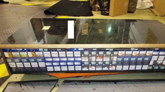 Płyta nagrobna dla dziadka. A w środku ukryte paczki z papierosami