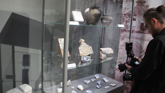 Płytka z Indianinem, tynk z różą. Piwnice Radziwiłłów rajem dla archeologów  (zdjęcia)