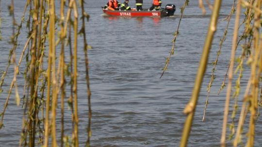 Pływał w Wiśle. Strażacy szukają mężczyzny