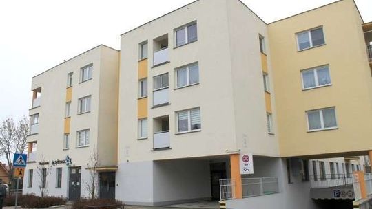 Po 3 latach w bloku sypie się tynk i pękają ściany. Ale katastrofy budowlanej nie będzie