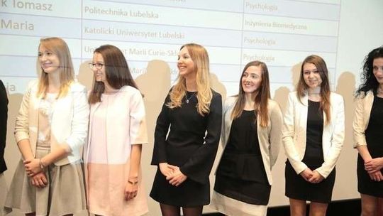 Po 300 zł dla najlepszych studentów. Stypendia od marszałka