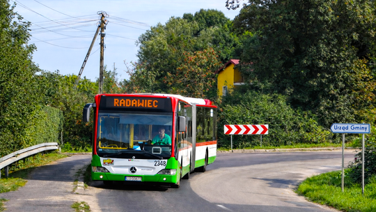 Autobus komunikacji miejskiej w kierunku Radawca