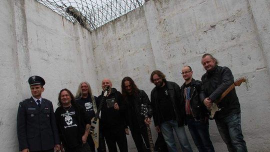 Po 40 latach wrócił do więzienia&#8230; na plan teledysku. "Czarny chleb i czarna kawa..."