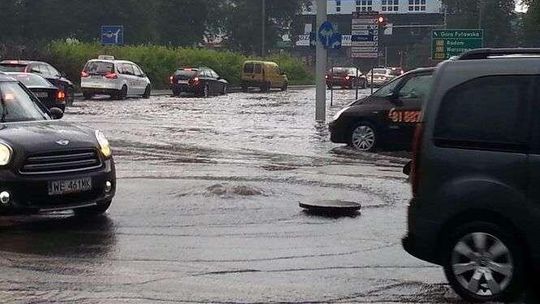 Po burzy w woj. lubelskim. Zalane ulice i studzienki, ponad 100 interwencji strażaków (wideo)