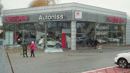 Po katastrofie budowlanej salon Nissana wznawia działalność