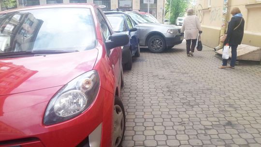 Po naszej publikacji piesi zaczynają odzyskiwać chodnik