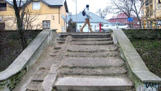 Po nowych schodach do starego parku w Chełmie