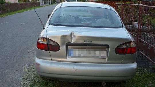 Po pijanemu cofał samochodem i najechał na pieszą. Potem uciekł z miejsca zdarzenia