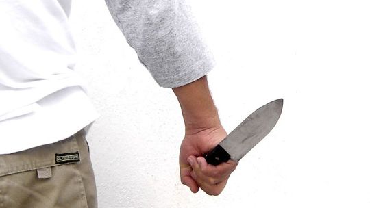 Po pijanemu dźgnął nożem partnerkę w ramię