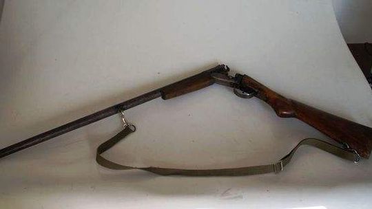 Po pijanemu i z bronią na ramieniu spacerował przez wieś