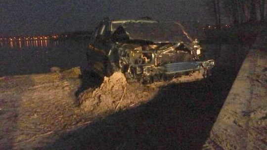 Po pijanemu "kręcił bączki", wpadł w poślizg i wjechał do zalewu