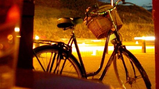 Po pijanemu na kradzionym rowerze w poszukiwaniu ukochanej