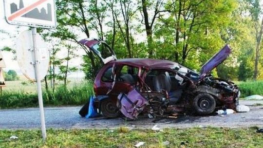 Po pijanemu oplem w latarnię. Pięć osób rannych