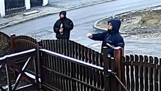 Po pijanemu pobili kierowcę. Nagrał ich monitoring