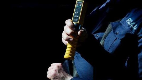 Po pijanemu przechodził na drugą stronę drogi. Wpadł pod samochód