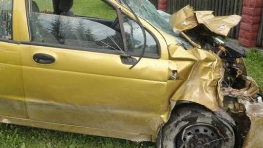 Po pijanemu rozbił matiza na cudzej bramie wjazdowej. Jego 24-letni pasażer trafił do szpitala