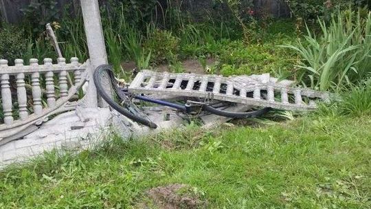 Po pijanemu staranował ogrodzenie swojej posesji