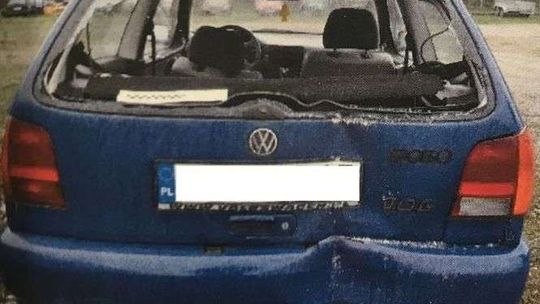 Po pijanemu wjechał w budynek. Poszedł spać i obraził policjantów