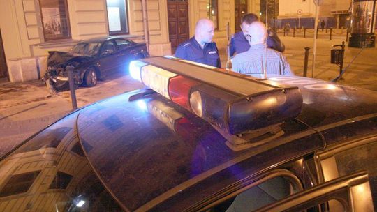 Po pijanemu wjechał w ścianę teatru. Nie zgłosił się na policję. \"Jest mi wstyd\"