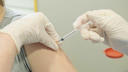 Po podaniu ponad 46,1 mln szczepionek przeciw COVID-19 zgłoszono 16,6 tys. niepożądanych odczynów