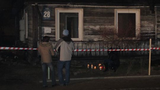 Po pożarze w Białej Podlaskiej: Znicze, kondolencje i bezradność