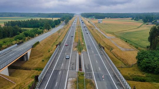 Na drodze ekspresowej S17 w rejonie Żerdzi zakończyły się prace naprawcze nawierzchni. Ruch odbywa się już obiema jezdniami, a drogowcy prowadzą dalszy monitoring trasy i przygotowują kolejne działania prewencyjne.