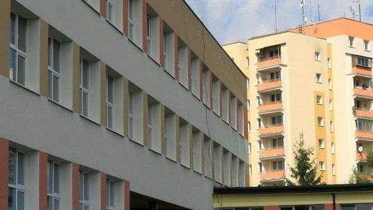 Po skoku ucznia podczas lekcji, szkoła usunęła klamki z części okien