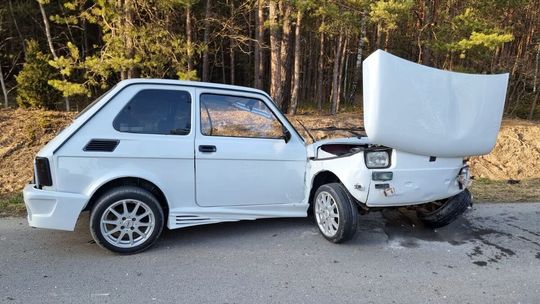 Po uderzeniu samochód rozpadł się na dwie części