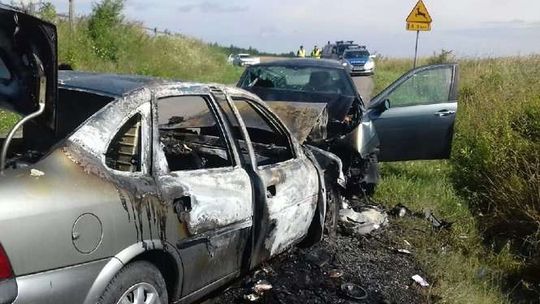 Po wypadku samochód stanął w ogniu. Ranna matka wyciągnęła dzieci z płonącego auta