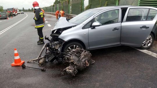 Po zderzeniu z auta wypadł silnik. Utrudnienia drogowe na obwodnicy Piask [zdjęcia]