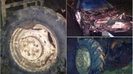 Po zderzeniu z samochodem traktor rozpadł się na części