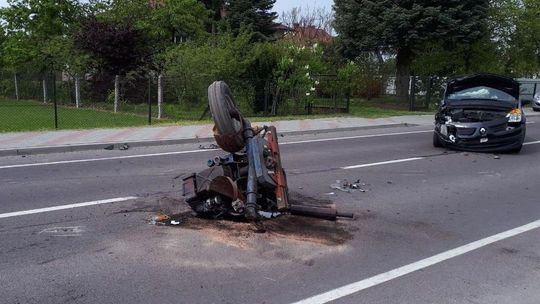 Po zderzeniu z samochodem traktor rozpadł się na kawałki