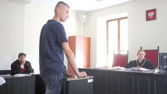 Pobicie na komisariacie? Nastolatek oskarża policjanta (wideo)