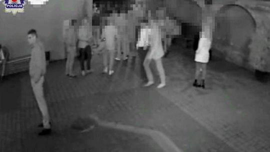 Pobicie przed klubem w Lublinie. Napastnika nagrał monitoring