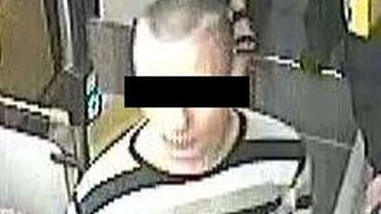 Pobili i okradli pasażera autobusu. Policja złapała jednego napastnika. To 16-latek