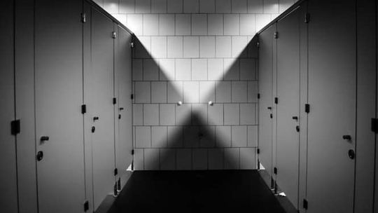 Pobili policjanta, bo ustąpił dziewczynie miejsca w kolejce do WC?